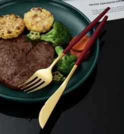 Merkloos Bestekset - 24 Delig Bestekset - 6 Personen - Rood/Goud - Tafellepels/Tafelmessen/Tafelvorken/Koffielepels - Roestvrij Staal 12 Merkloos Bestekset - 24 Delig Bestekset - 6 Personen - Rood/Goud - Tafellepels/Tafelmessen/Tafelvorken/Koffielepels - Roestvrij Staal -Sola Winkel 1104x1200