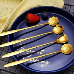 Fako Bijoux® - 4 Lange Lepels Bloem Motief - Latte Macchiato - Longdrink - Cocktail - Dessert - IJs - Koffie - Goud - 4 Stuks - Bewaarzakje -Sola Winkel 1200x1200 229