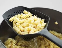 Joseph Joseph Scoop Plus Vergietlepel - Schuimspaan - Frituurschep -Sola Winkel 1200x923 1