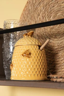 Clayre & Eef Honingpot Met Lepel Ø 11x14 Cm Geel Keramiek Rond Bijen Voorraadpot Deksel Bewaarpot Opbergpot 7 Clayre & Eef Honingpot Met Lepel Ø 11x14 Cm Geel Keramiek Rond Bijen Voorraadpot Deksel Bewaarpot Opbergpot -Sola Winkel 801x1200