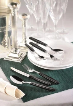 Victorinox Swiss Classic Tafelmessenset - 11cm - 3-delig - Zwart - Gekarteld - RVS En Kunststof 9 Victorinox Swiss Classic Tafelmessenset - 11cm - 3-delig - Zwart - Gekarteld - RVS En Kunststof -Sola Winkel 827x1200